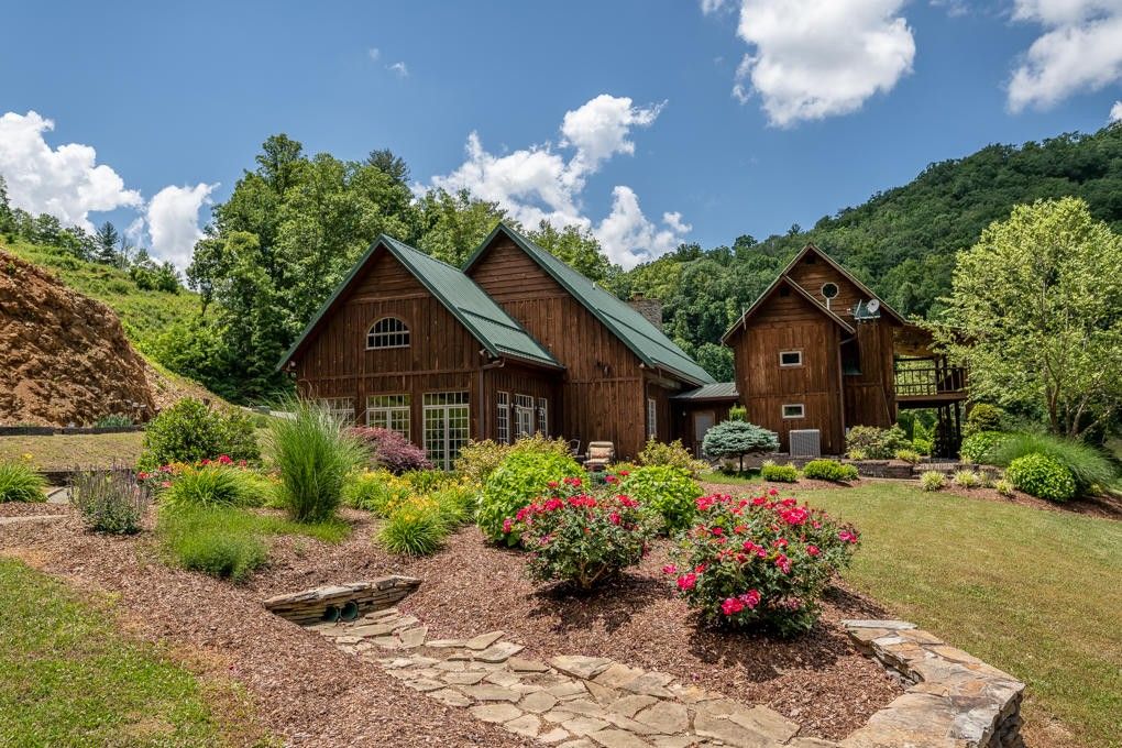 mountain lodge for sale
