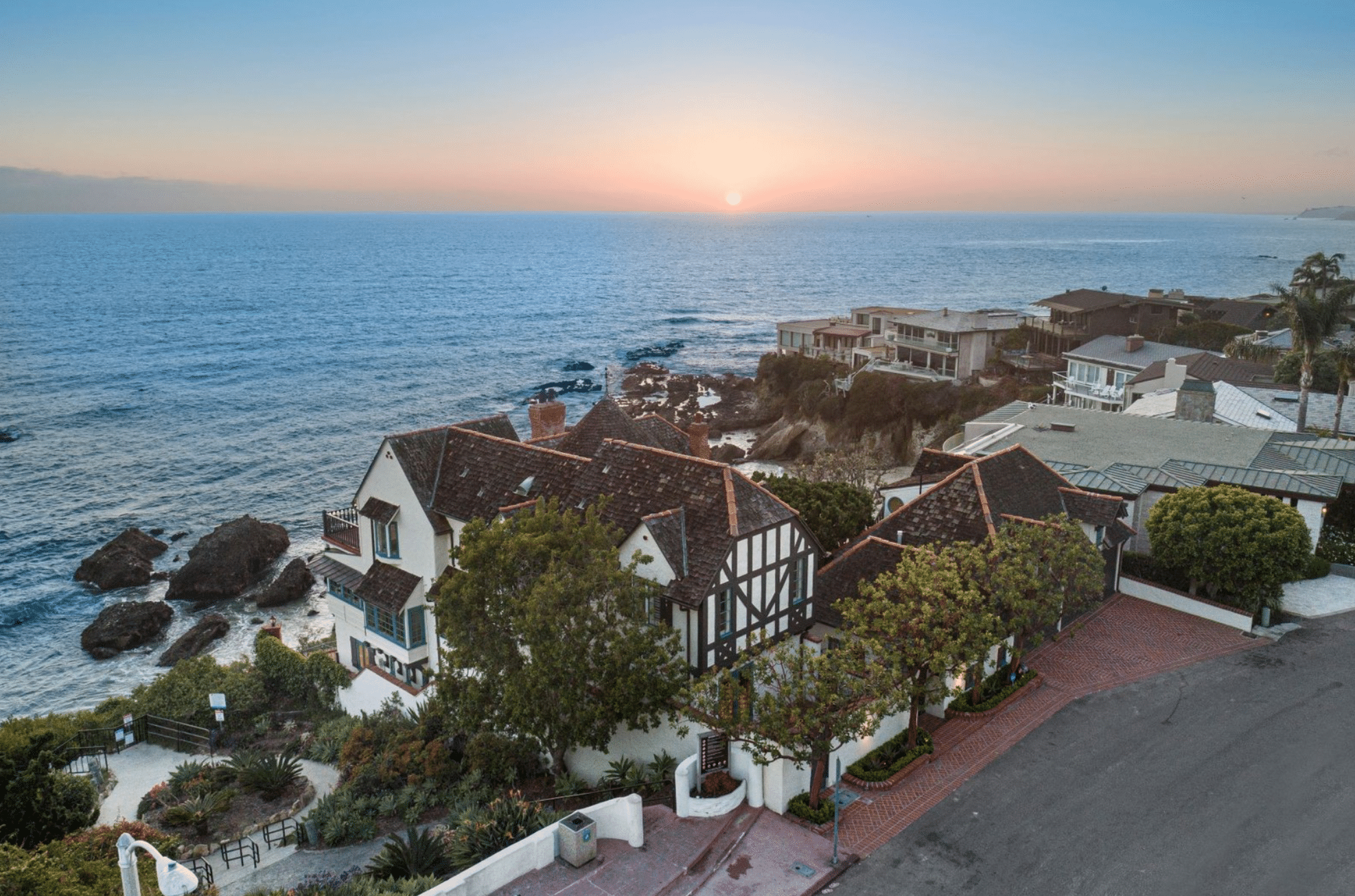 Bette Davis' former home for sale